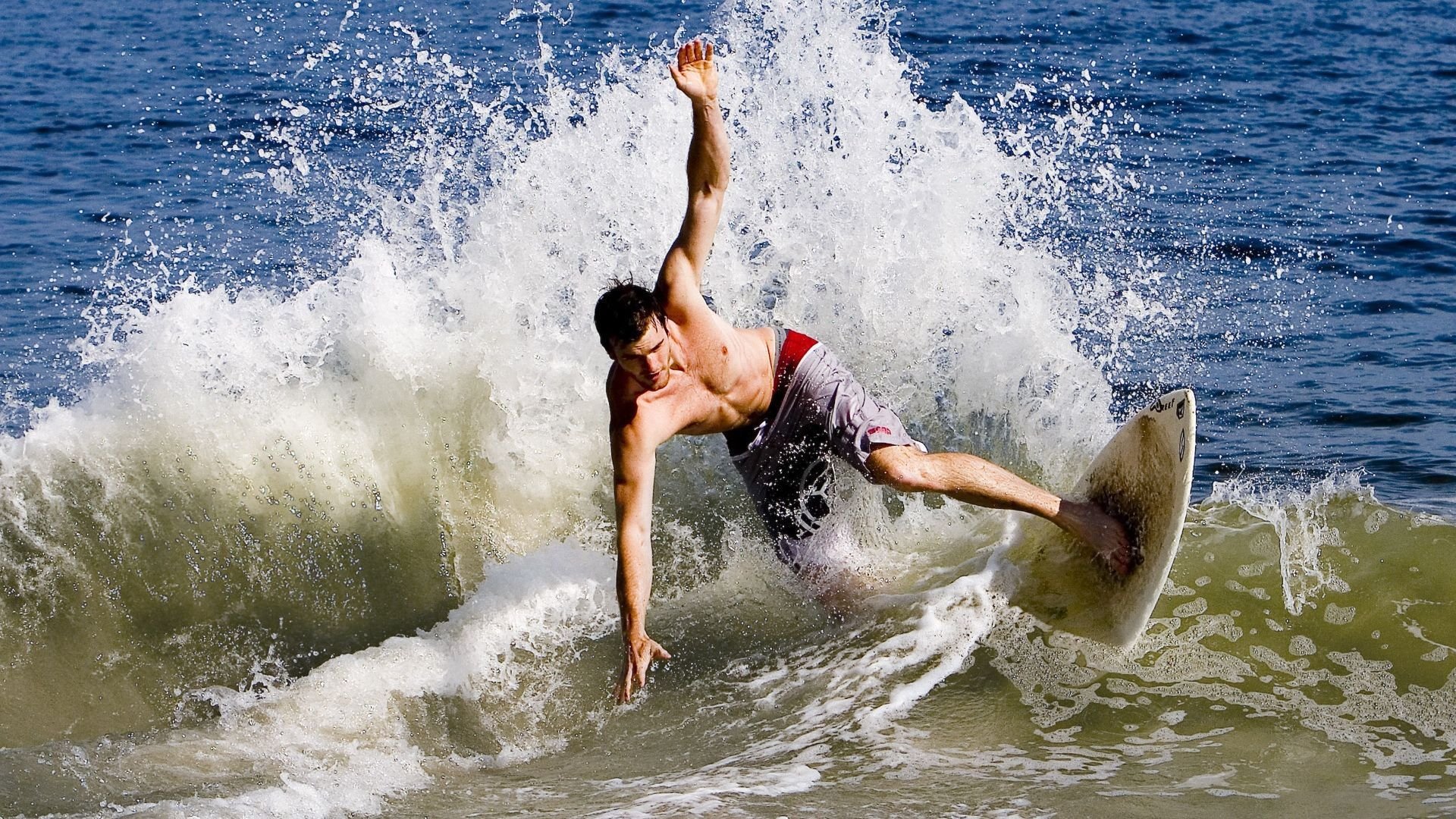 MILANSPORT下载-中国足球国家队提升攻防转化的效率表现，足球攻防转换训练视频