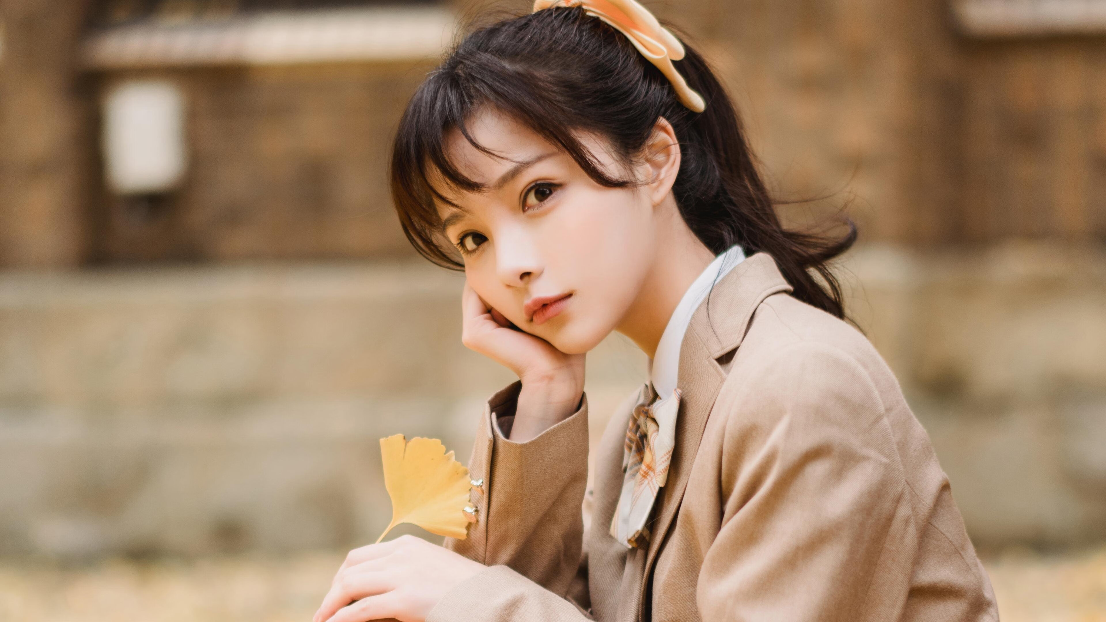 MILANSPORT下载-主力球员高强度对抗中保持技术动作稳定展现专业素养，防守球员主动对抗进攻球员